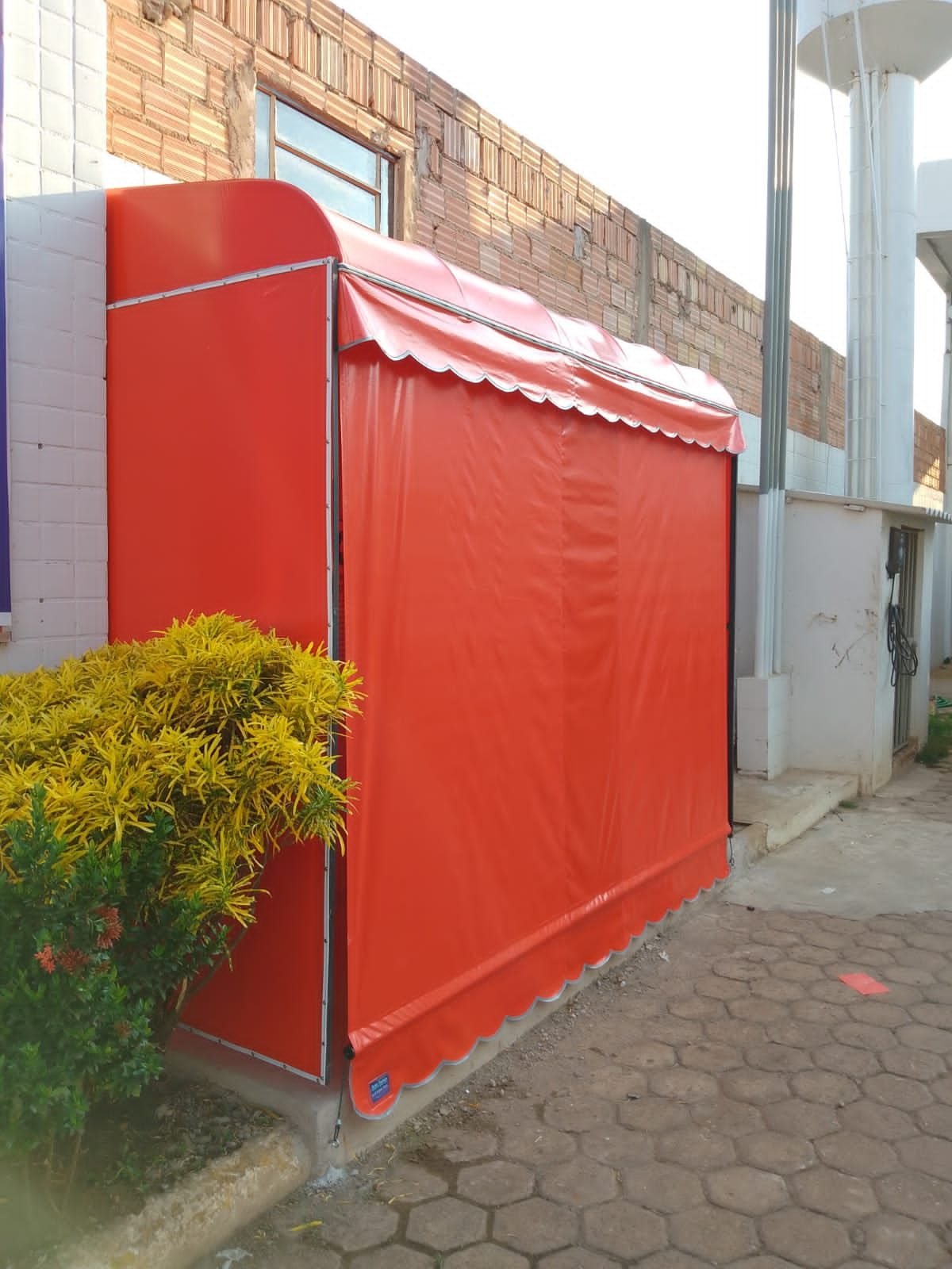 Toldo retrátil vermelho instalado