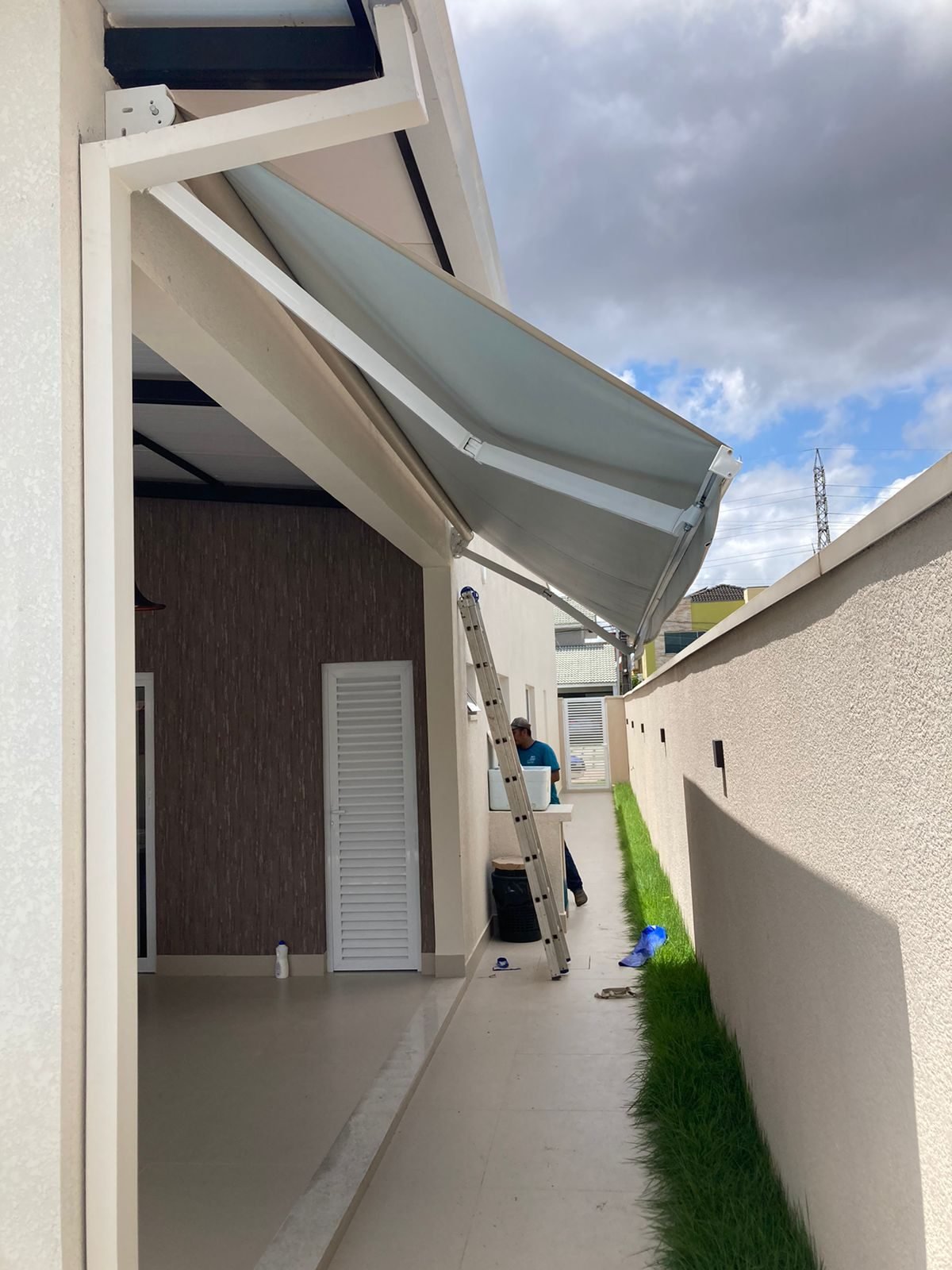 Toldo retrátil lateral instalado em área externa