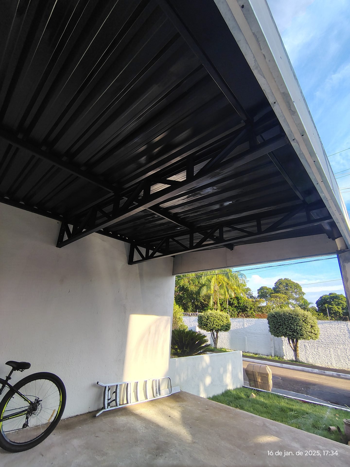 Cobertura metálica para garagem com estrutura robusta