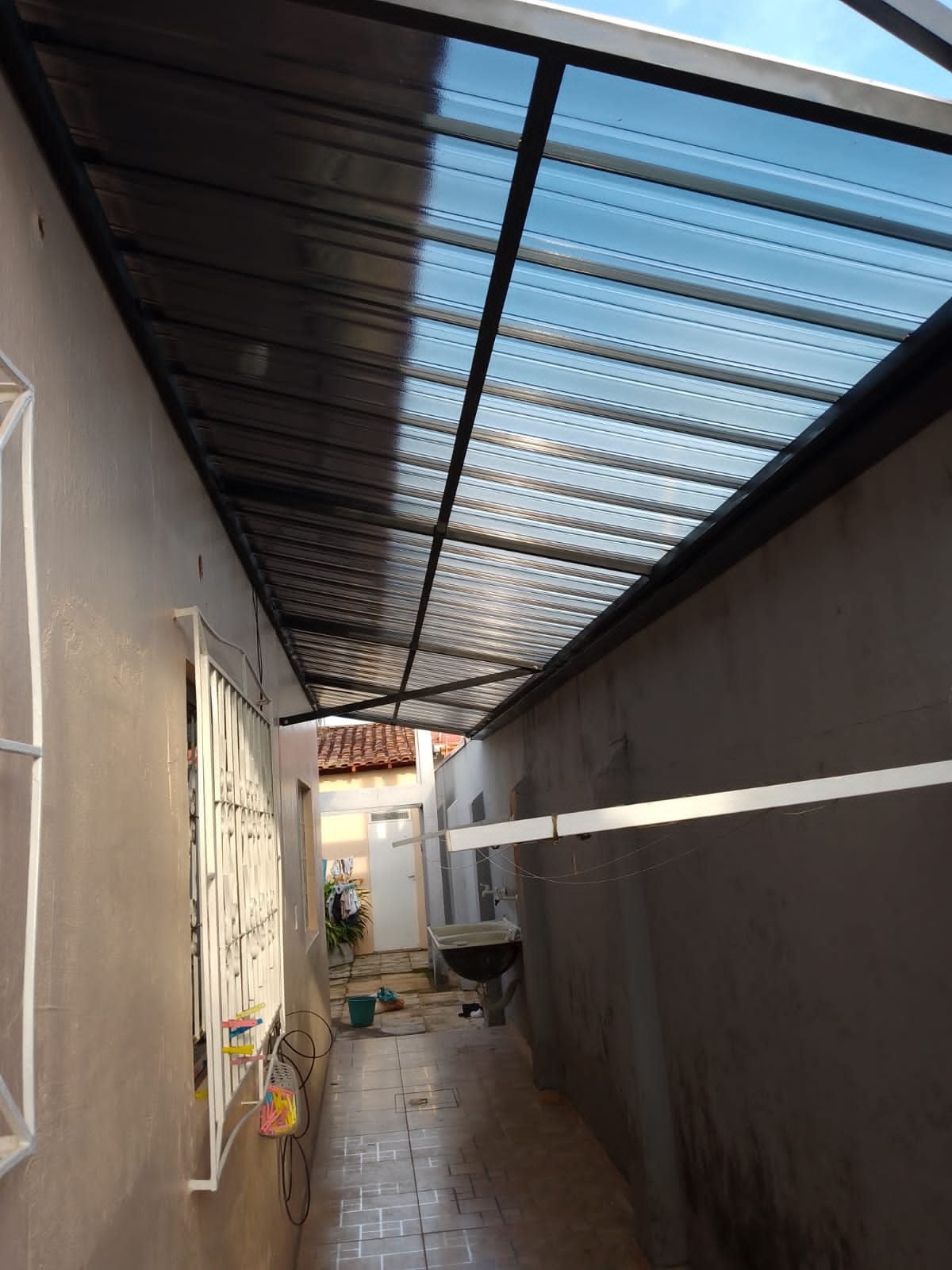 Toldo de passarela com material translúcido
